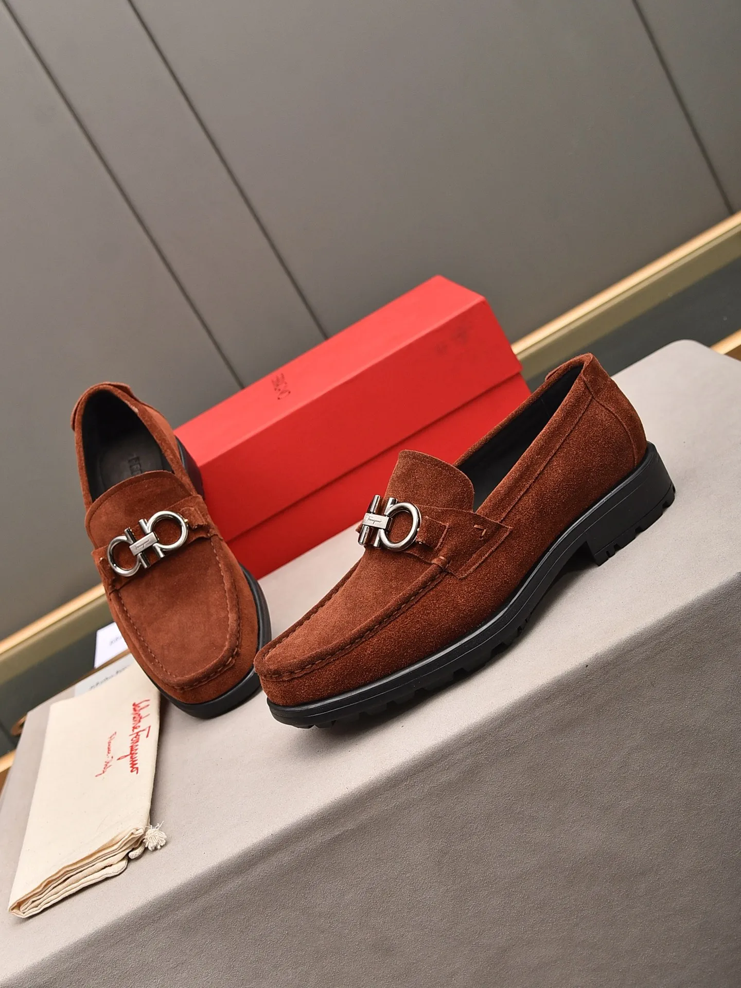Men's shoes 💰: 500 Brand: Ferragamo Size: Men's size 38/44 (45 can be customized) Grade: Same style as the official website High-end quality men's shoes Material: Original first-layer calfskin Water-dyed cowhide lining Original outsole Style categories: Men's fashionable formal business casual leather shoes Slip-on men's shoes high-top series Young fashion European and American trends British style Casual matching Comfortable feet